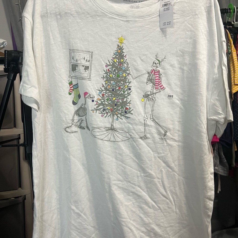 American Eagle 🦅 White Short Sleeve Holiday Graphic Tee